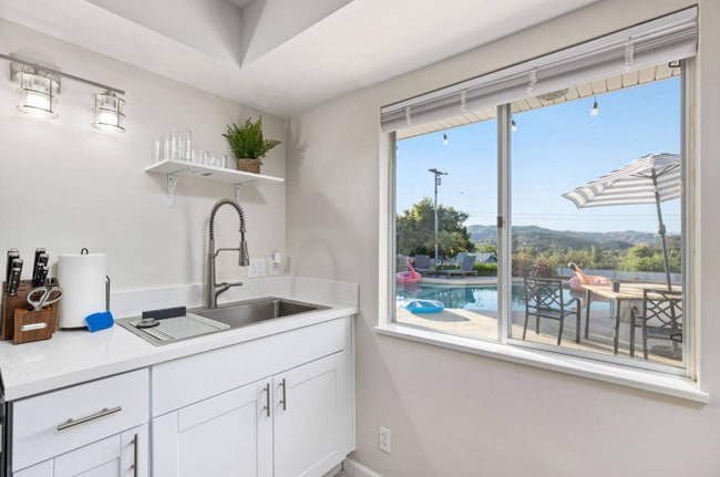 Building Photo - 321 W Kalmia St