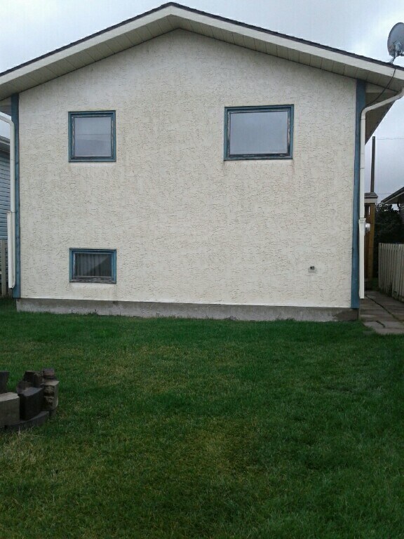 Photo du bâtiment - 3 Bed 1 Bath Unit in Sylvan Lake, AB