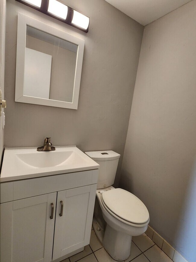 Foto del edificio - Expanded End Unit Condo