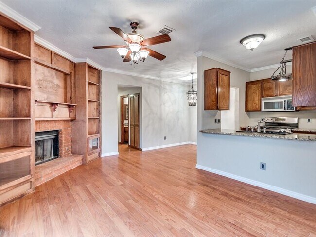 Foto del edificio - Charming 2 bed/2 bath home for rent near S Penn between 104th and 89th.  Moore Schools!