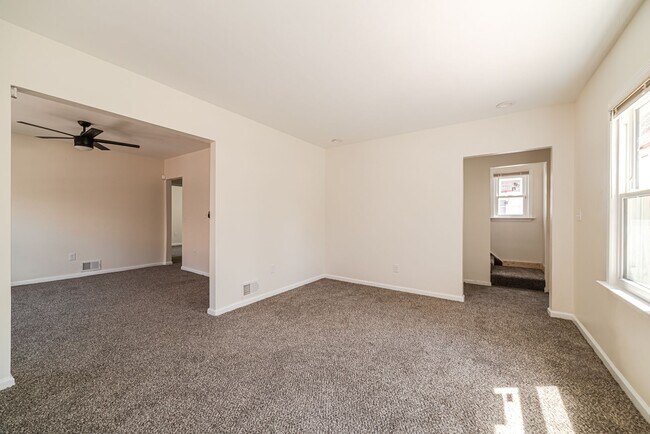 Building Photo - $1,350 - Renovated 4 Bed/1Bath Near Dearborn