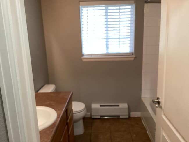 Building Photo - 410 River View Dr