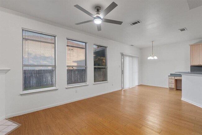 Foto del edificio - 2913 Whisper Oaks Ln