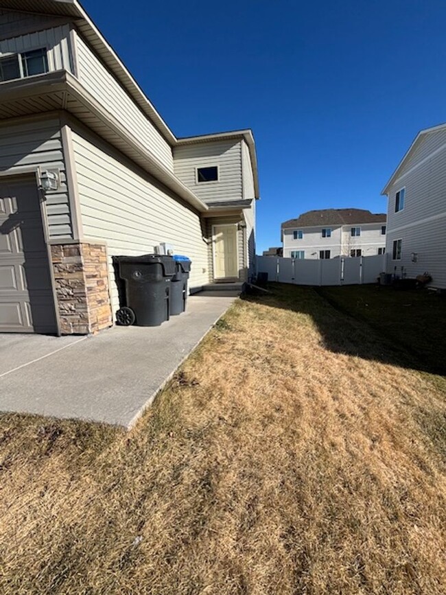 Building Photo - 3 Bedroom 2 1/2 Bath Townhouse in Saddle R...