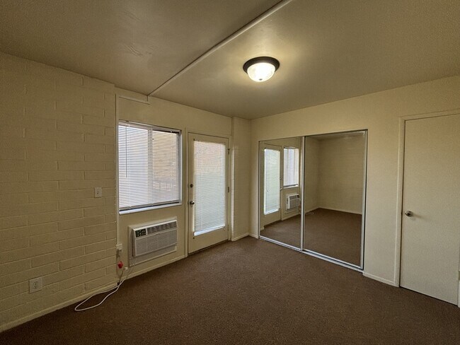 Building Photo - 599 N Darwin St