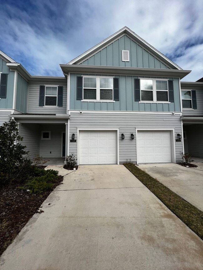Building Photo - Beautiful 3 Bed 2.5 Bath Townhome with att...