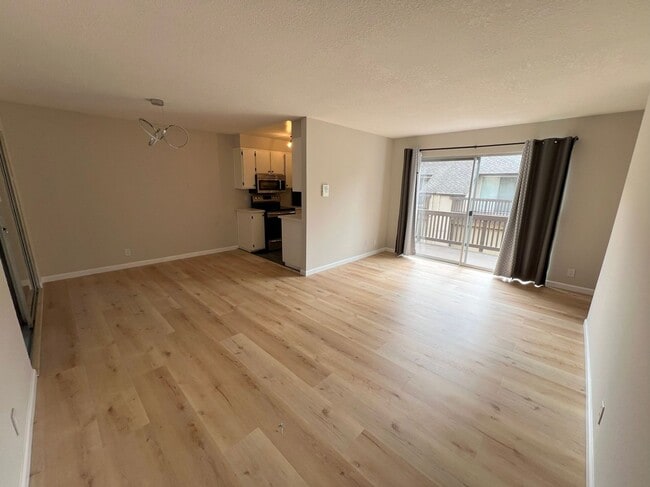 Building Photo - UPDATED TOWNHOME, COMMUNITY POOL, BRIGHT R...