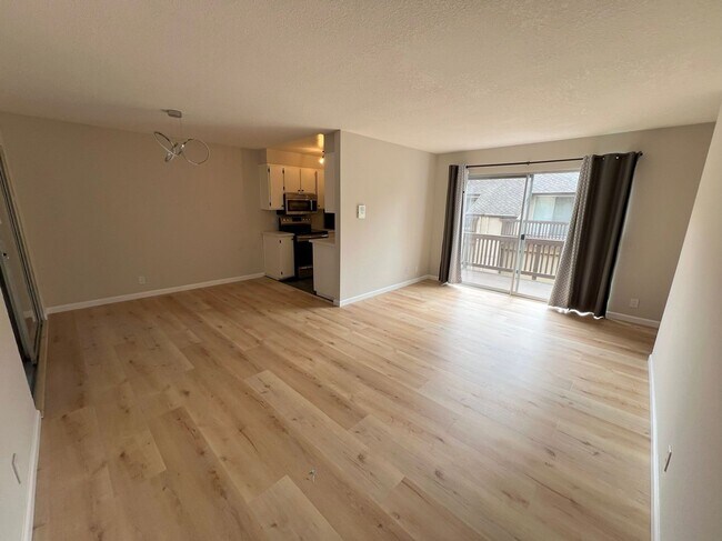 Foto del edificio - UPDATED TOWNHOME, COMMUNITY POOL, BRIGHT R...