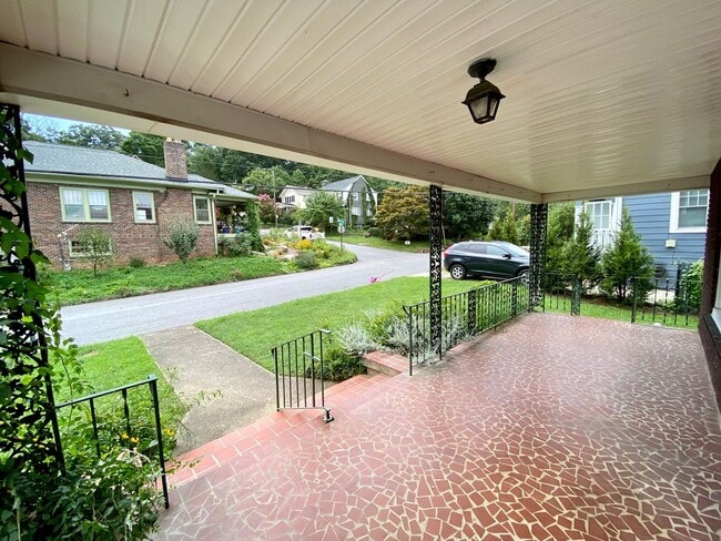 Building Photo - North Asheville - Renovated 1020's Charmer!