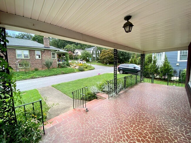 Foto del edificio - North Asheville - Renovated 1020's Charmer!