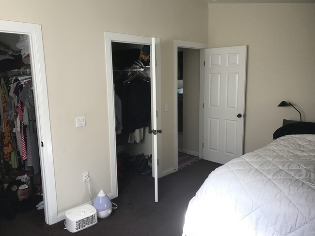 Master Bedroom w/ Private Bath - 986 E 51st St