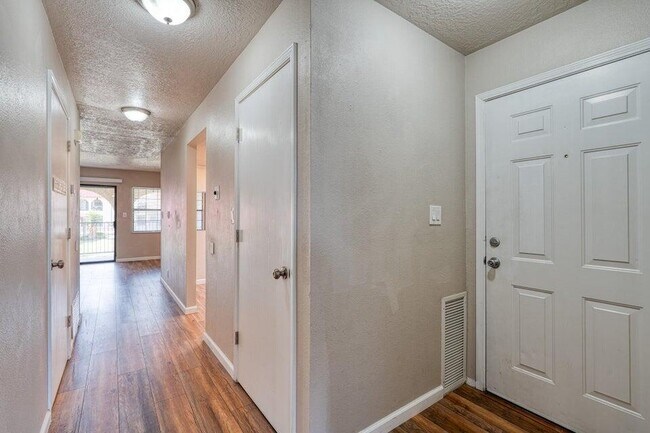 Building Photo - 811 Country Club Dr SE