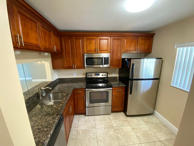 Full Stainless Kitchen - 6808 Palmetto Cir S