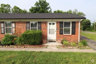 Building Photo - 1800 Chatsworth Dr