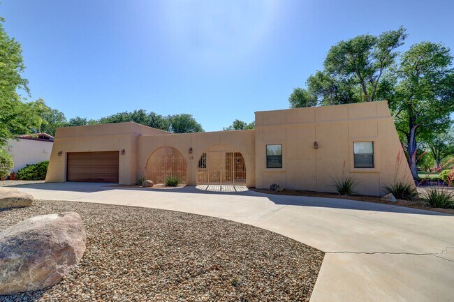 Building Photo - Home in Antelope Hills!