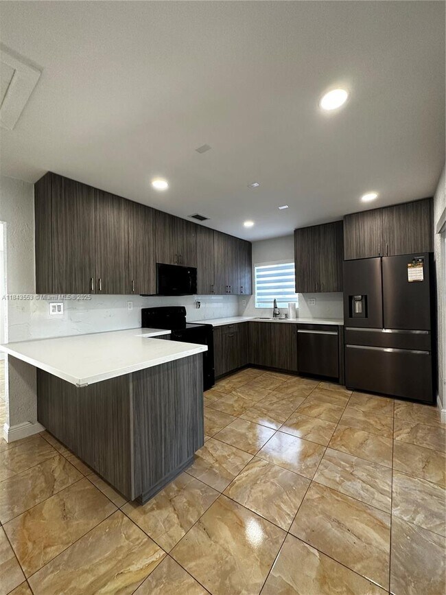 Foto del edificio - 18121 NW 32nd Ave