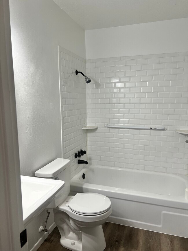 Baño - 12205 Haines Ave NE