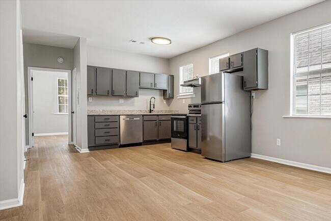 Foto del edificio - 2395 Forest Ave