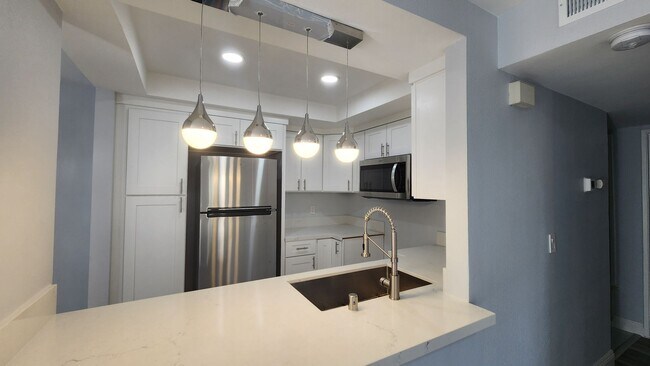 Foto del edificio - REMODELED 2 Bedroom, 2 Bath Condo in Eastlake Shores