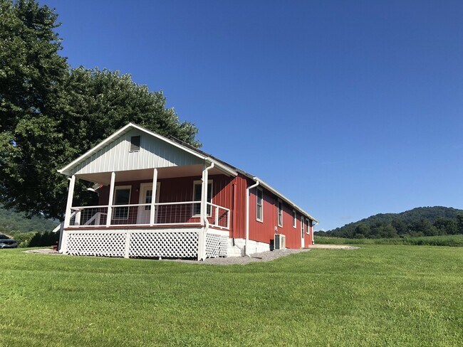 Building Photo - Super cute farm house with beautiful mount...