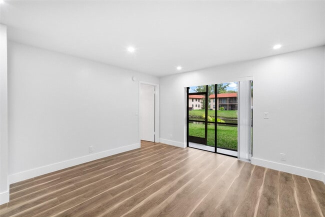 Foto del edificio - 21905 Lake Forest Cir