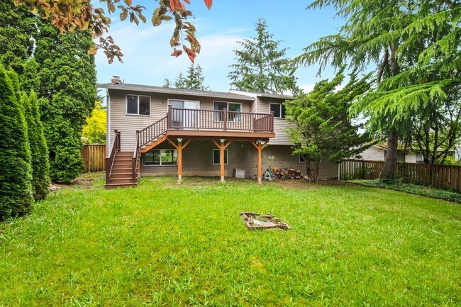Foto del edificio - 4 Bedroom 3 Bath Split Level Kirkland