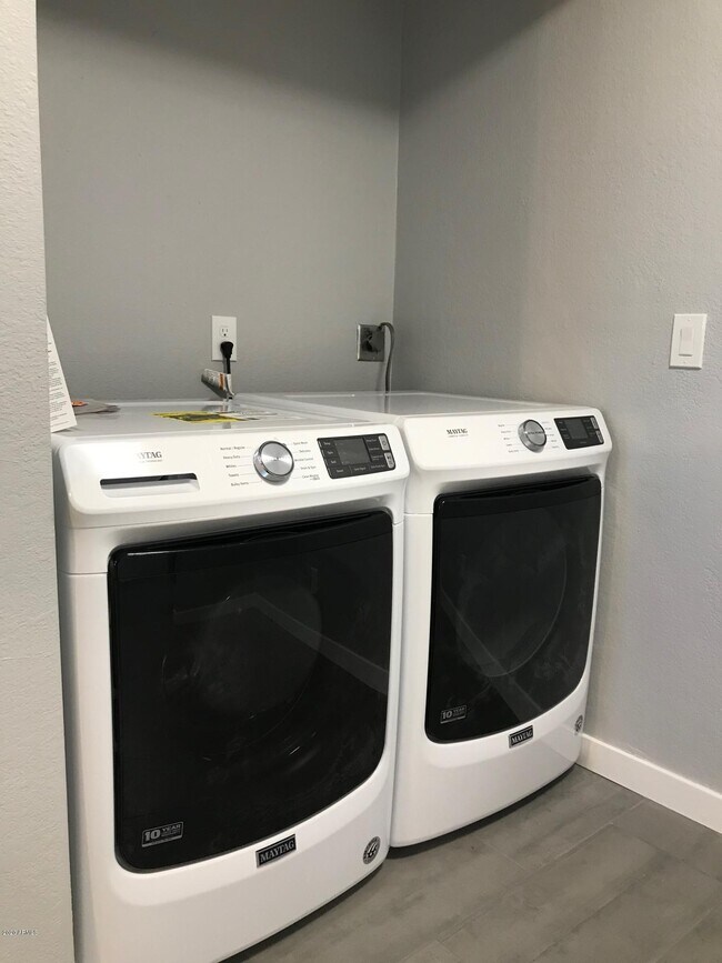 Foto del edificio - 9618 N 5th St