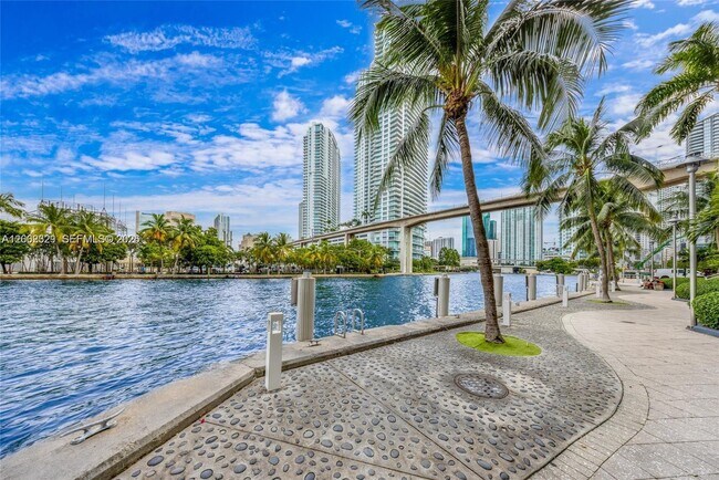 Foto del edificio - 690 SW 1st Ct