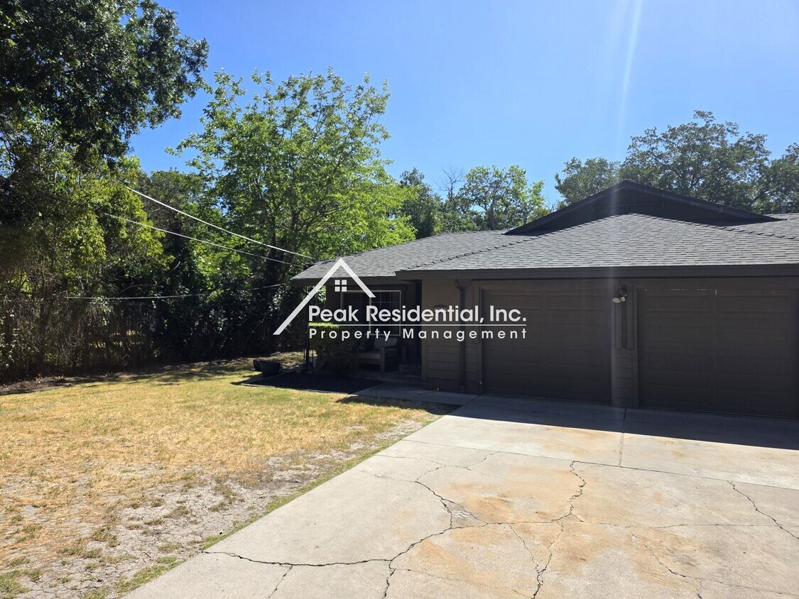 Building Photo - Updated 2bd/1ba Sacramento Duplex