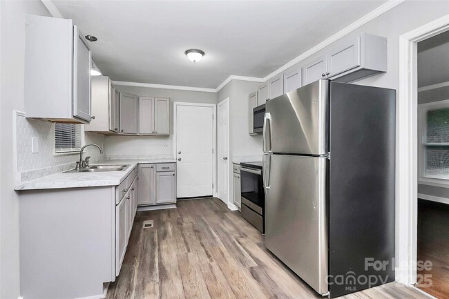 Building Photo - 911 Bannister Pl