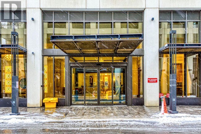 Photo du bâtiment - 36 Elm Dr W