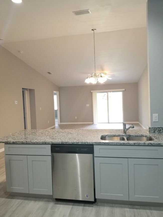 Building Photo - Spacious 3-Bedroom, 2-Bath Apartment with ...