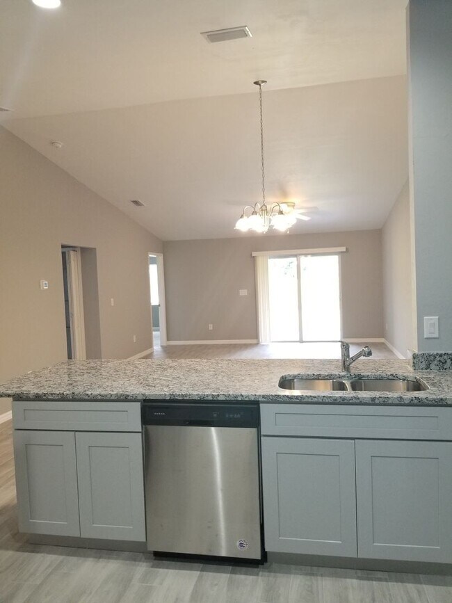 Foto del edificio - Spacious 3-Bedroom, 2-Bath Apartment with ...