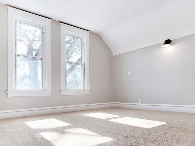 Building Photo - 1051 W Hickory St