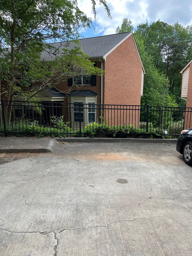 Building Photo - Sleepy Hollow Townhome - Convenient Locati...