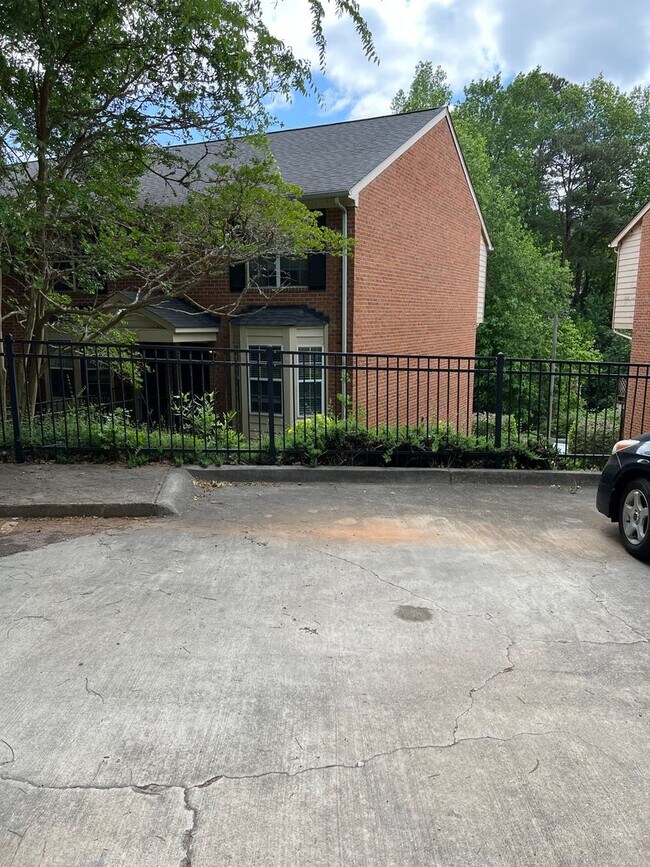 Foto del edificio - Sleepy Hollow Townhome - Convenient Location and Privacy