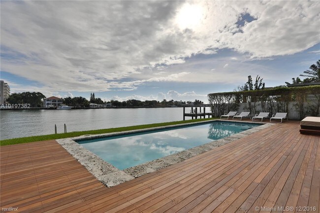 Foto del edificio - 7711 Beachview Dr