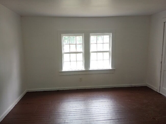 Building Photo - 1 Bedroom 1 Bath in Clinton, SC