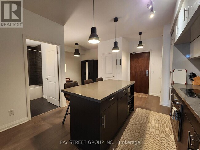 Building Photo - 8 Mercer St