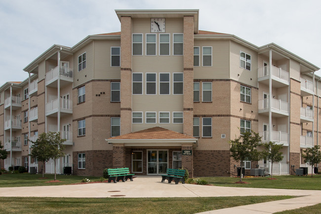 Building Photo - Golden Manor