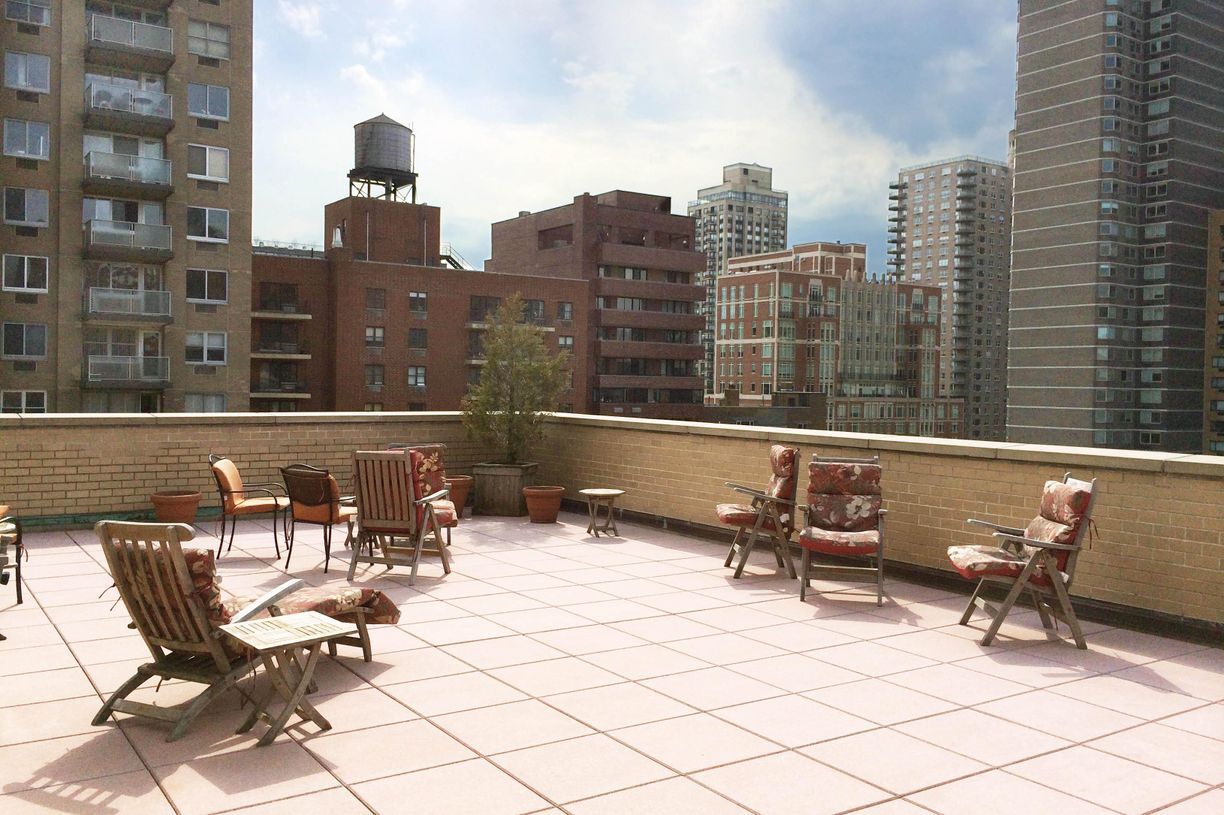 Building Photo - 245 E 87th St