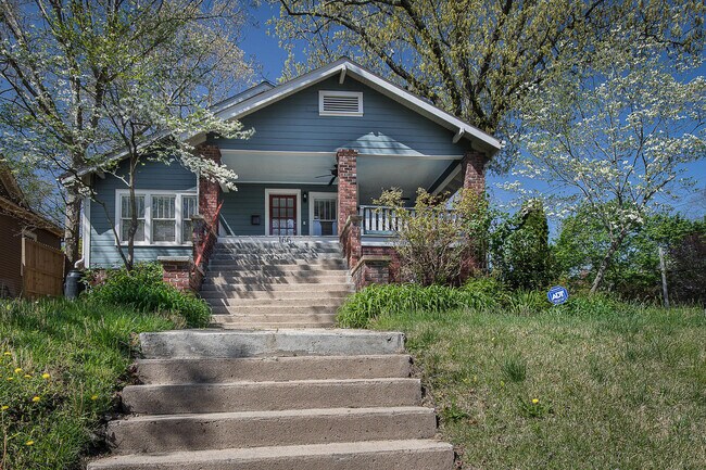 Building Photo - Charming Craftsman Home in Montford