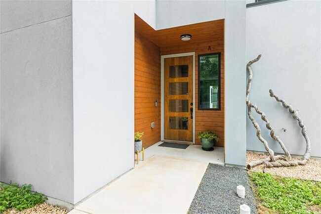 Building Photo - 6500 Felix Ave