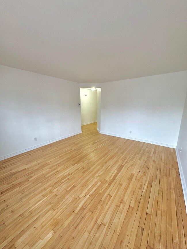 489 Red Cross St Unit 489, Lasalle, QC H8R 2X8 Apartments 489 Red