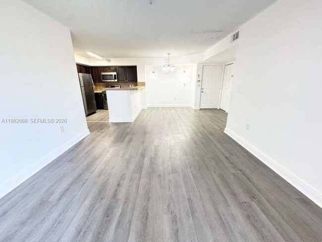 Foto del edificio - 1733 Village Blvd