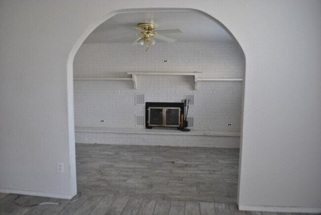 Building Photo - 3307 Edgecliff Dr