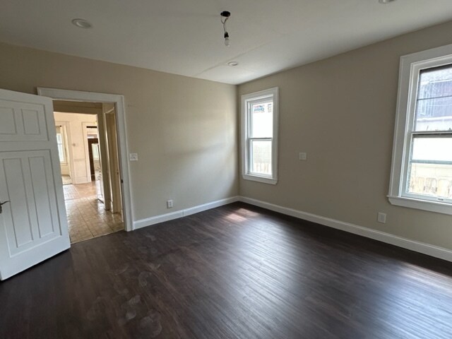 Foto del edificio - 2957 N Oakland Ave