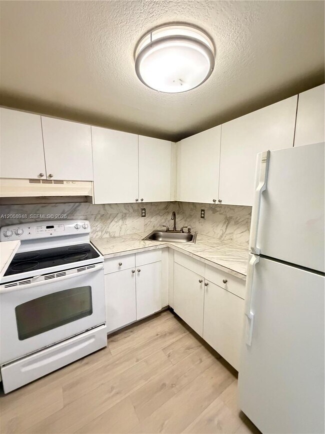 Foto del edificio - 606 W 81st St
