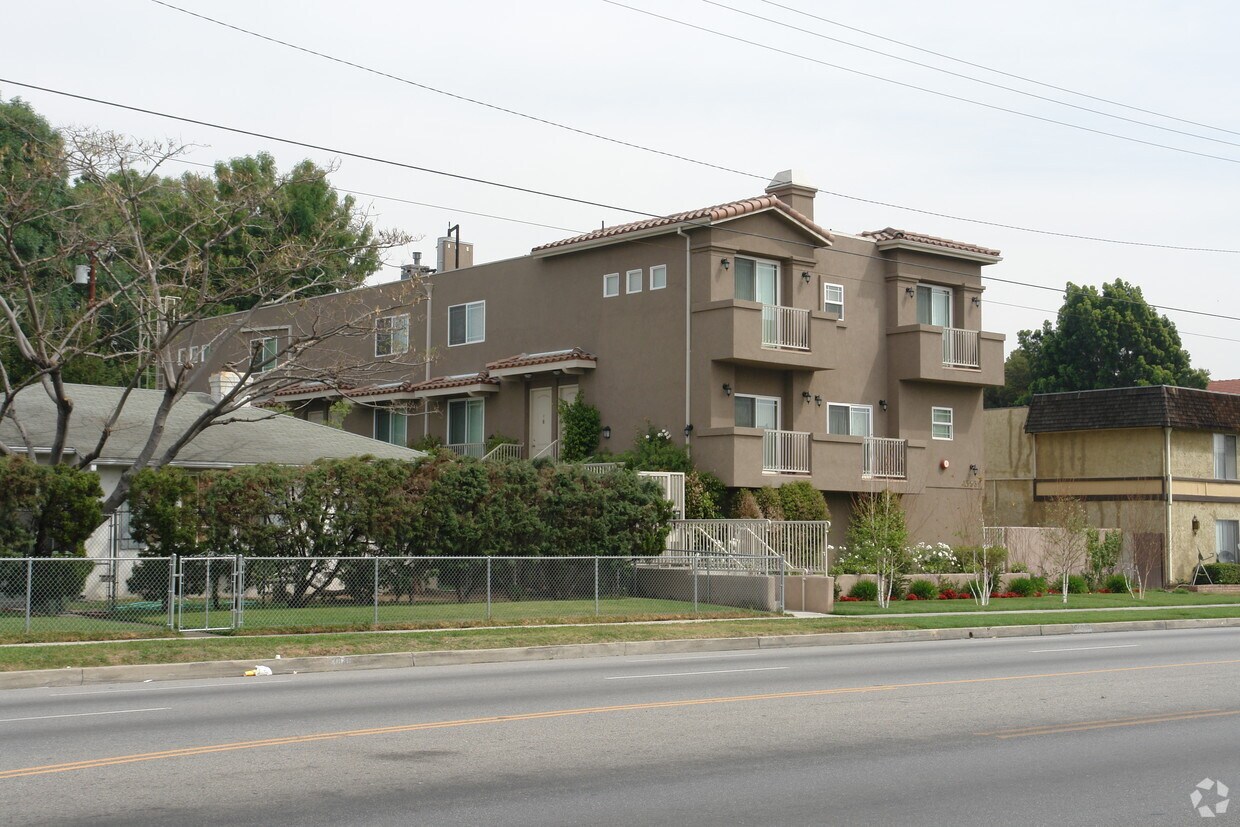 Primary Photo - 13839 Victory Blvd