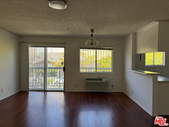 Building Photo - 982 S New Hampshire Ave